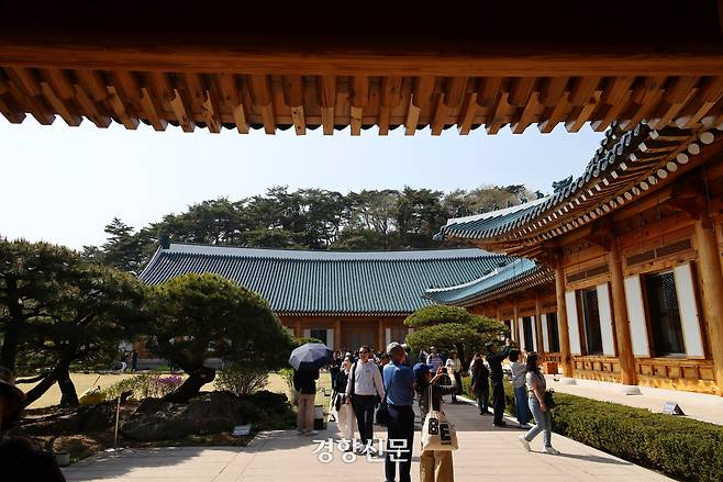 11일 관람객들이 청와대 대통령 관저를 둘러보고 있다. 정지윤 선임기자