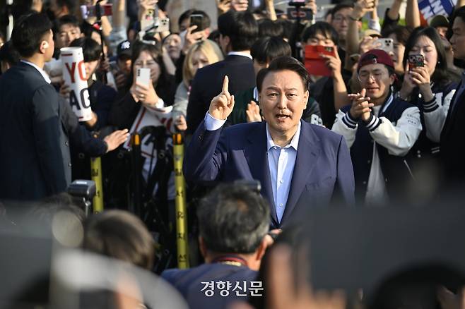 윤석열 전 대통령이 11일 서울 용산구 한남동 대통령 관저를 떠나 서초동 사저로 이동하며 지지자들과 인사를 하고 있다. 권도현 기자