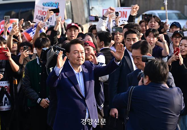 윤석열 전 대통령이 11일 오후 서울 용산구 한남동 관저 정문에서 퇴거하며 지지자들에게 인사하고 있다. 권도현 기자