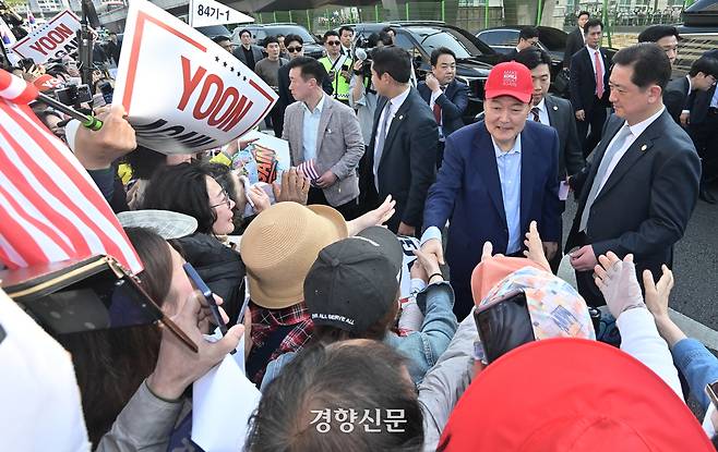 윤석열 전 대통령이 11일 서울 용산구 한남동 대통령 관저를 떠나 서초동 사저로 이동하며 지지자들과 인사를 하고 있다. 권도현 기자