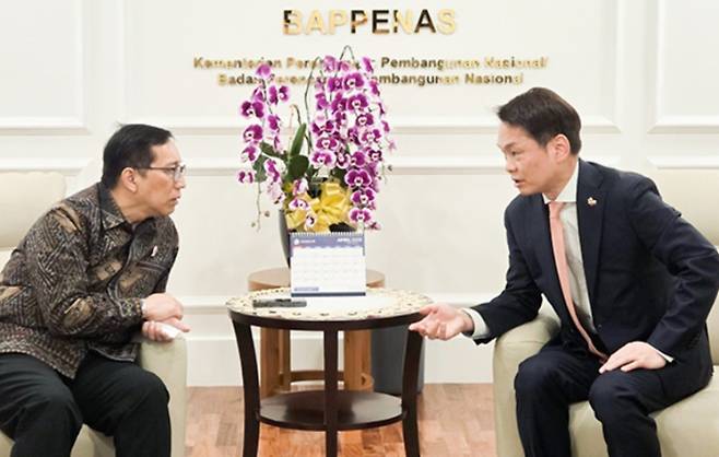 이병화 환경부 차관이 지난 9일 인도네시아 국가개발기획부 페브리안 알피얀토 루디야르 차관과 양자 면담을 하고 있다. 사진=환경부