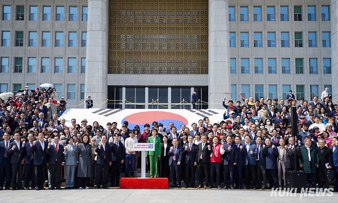 나경원 국민의힘 의원이 11일 서울 영등포구 국회 본청 계단 앞에서 열린 '제21대 대통령 선거' 출마 선언 기자회견에서 지지자들과 기념촬영을 하고 있다.