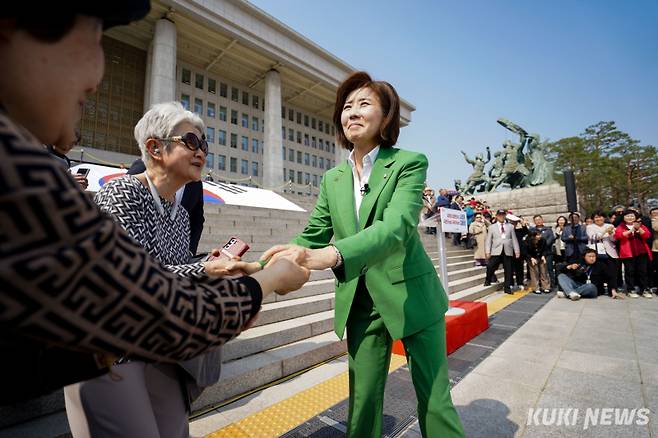 나경원 국민의힘 의원이 11일 서울 영등포구 국회 본청 계단 앞에서 '제21대 대통령 선거' 출마 선언 기자회견을 마치고 지지자들과 인사하고 있다.