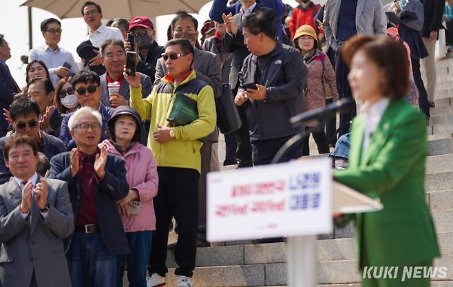 나경원 국민의힘 의원이 11일 서울 영등포구 국회 본청 계단 앞에서 '제21대 대통령 선거' 출마를 공식 선언하고 있다.