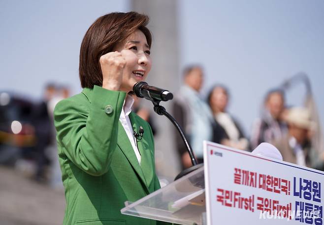 나경원 국민의힘 의원이 11일 서울 영등포구 국회 본청 계단 앞에서 '제21대 대통령 선거' 출마를 공식 선언하고 있다.
