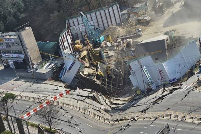 11일 경기도 광명시 일직동 신안산선 공사 현장 지하가 붕괴돼 소방당국과 경찰이 인명피해 여부를 확인하고 있다. 사진은 붕괴 현장. 연합뉴스&nbsp;