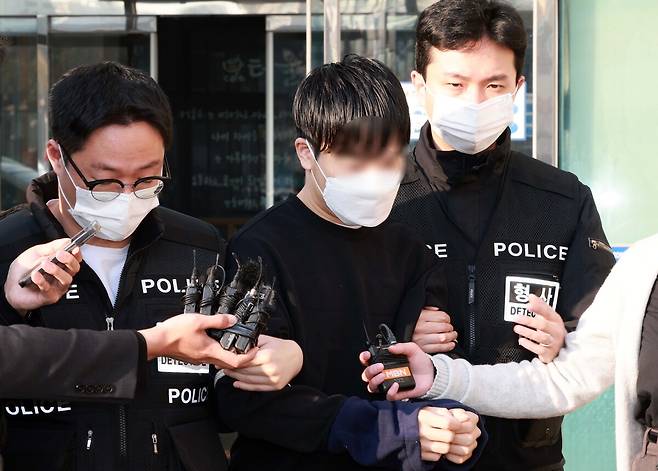 윤석열 전 대통령 파면 직후 둔기를 휘둘러 경찰 버스 유리창을 부순 피의자 이모씨가 11일 오전 서울 성북구 성북경찰서에서 검찰로 송치되고 있다. 뉴시스