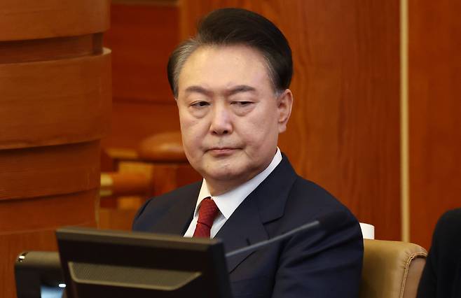 윤석열 전 대통령이 지난 2월 13일 서울 종로구 헌법재판소에서 열린 '윤석열 대통령 탄핵심판 8차 변론'에 출석하고 있다. 사진공동취재단
