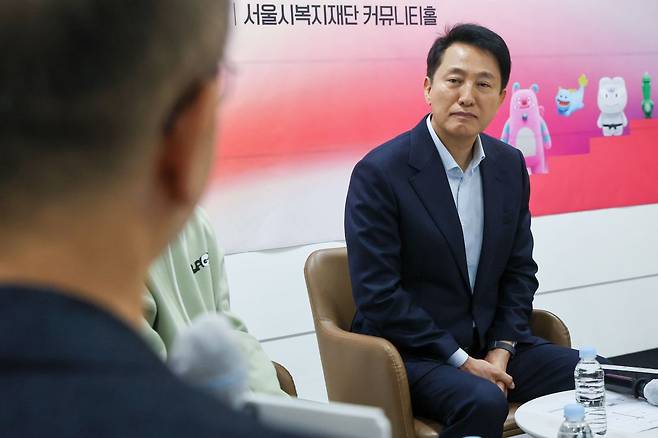 오세훈 서울시장이 10일 마포구 서울시 복지재단에서 열린 디딤돌 소득 가구 간담회에서 참석자들의 발언을 듣고 있다. 연합뉴스