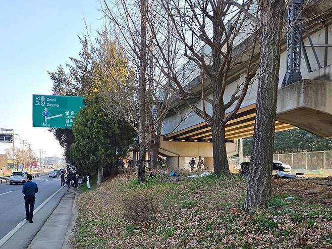 11일 경기도 파주시 경의중앙선에서 서울 방향 월롱역∼금촌역 간을 운행하던 전동차가 고가도로 위에서 긴급 정차하는 사고가 발생했다. 사진은 사고 인근 현장의 모습. 연합뉴스
