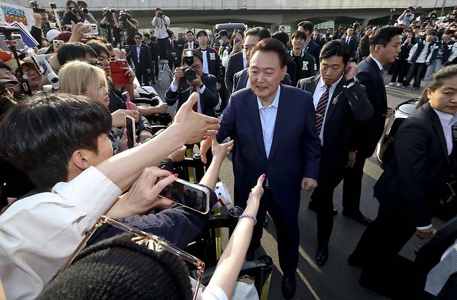 윤석열 전 대통령이 11일 서울 용산구 한남동 관저에서 나와 서초동 사저로 향하기 전 지지자들과 인사하고 있다. 공동취재사진