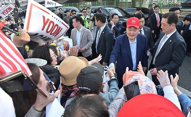 윤석열 전 대통령이 11일 서울 용산구 한남동 관저에서 나와 서초동 사저로 향하기 전 지지자들과 인사하고 있다. 공동취재사진