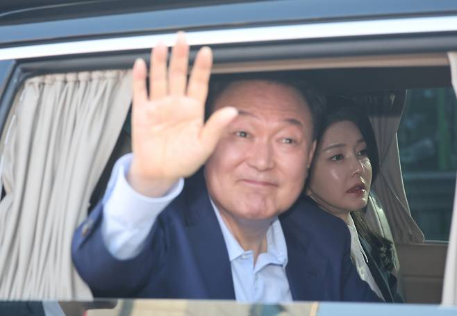 윤석열 전 대통령과 김건희 여사가 11일 서울 용산구 한남동 관저에서 나와 서초동 사저로 향하고 있다. 공동취재사진