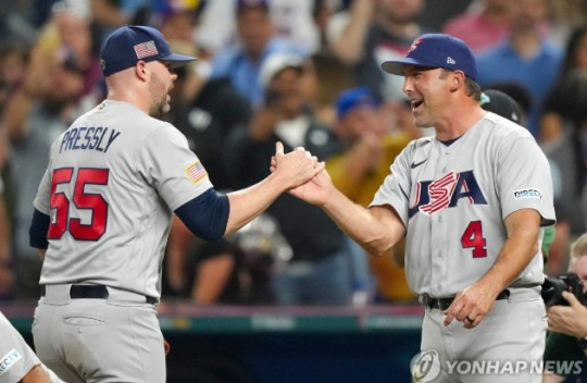 2023년 WBC 대회 때의 데로사 감독(오른쪽). 사진[AFP=연합뉴스]
