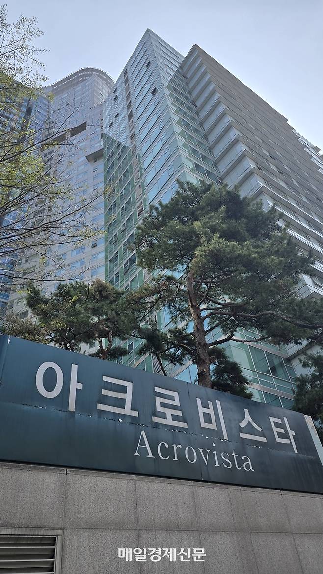 11일 윤석열 전 대통령의 사저인 서초동 아크로비스타 앞은 고요했다. [양세호 기자]
