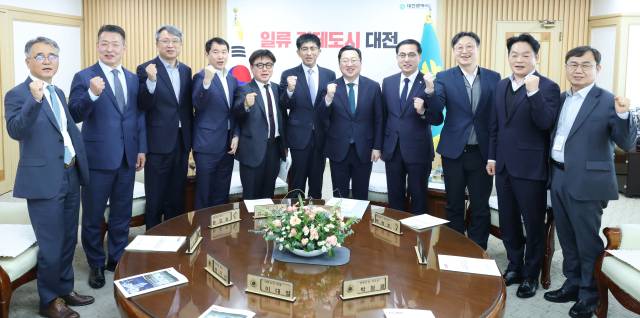 이장우(왼쪽에서 일곱번째) 대전시장이 김승모(″여섯번째) 한화건설 대표, 박희조(″여덟번째) 동구청장 등과 ‘복합2구역 개발사업’의 성공을 위해 화이팅하고 있다. [사진제공=대전시]