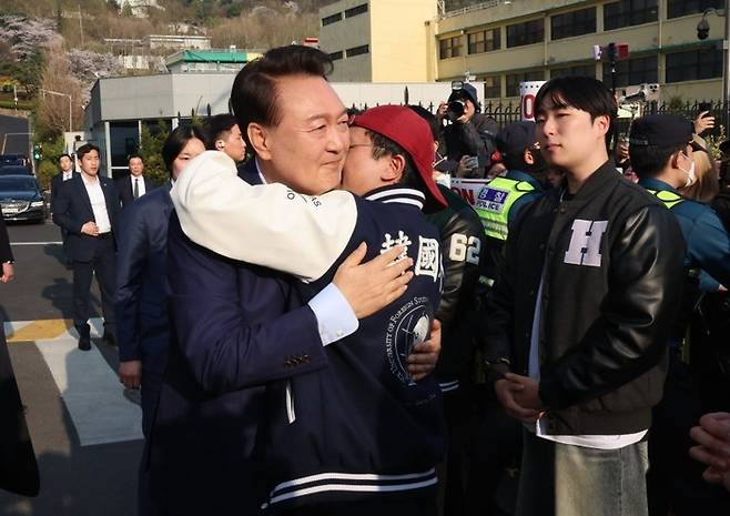 윤석열 전 대통령이 파면 결정 후 일주일 만인 11일 오후 서울 용산구 한남동 대통령 관저를 떠나기 앞서 정문 앞에서 자유대학 소속 학생들과 인사를 나누고 있다. [사진 = 뉴스1]