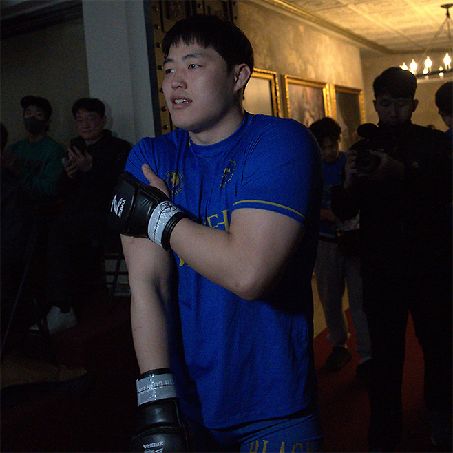 전국체육대회 레슬링 금메달리스트 이종구 경찰관이 2025년 3월 경기도 오산시 블랙컴뱃 챔피언스리그 시즌2 #10 −100㎏ 경기로 종합격투기 프로 데뷔전을 치르기 위해 입장하고 있다. 아시아주짓수연맹 선수권대회 은메달리스트이기도 하다. 사진=이데아 파라곤