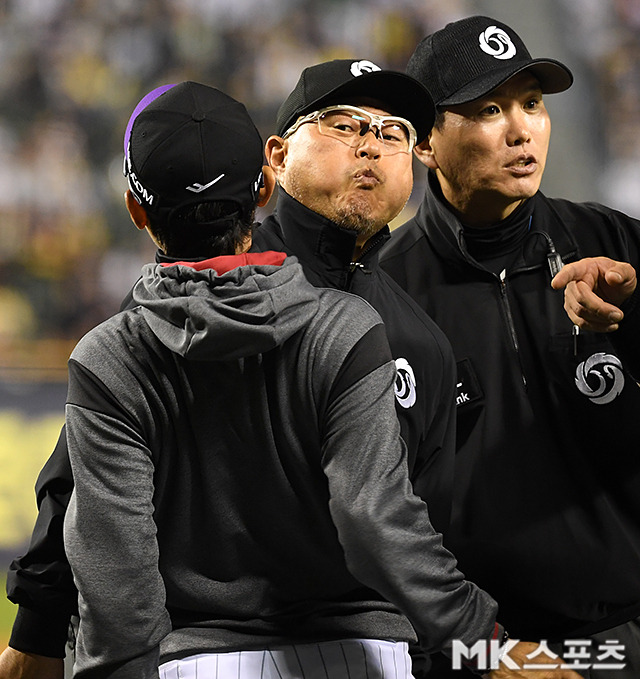 염경엽 감독이 이영재 1루심과 몸 싸움을 벌이고 있다. 사진(잠실 서울)=천정환 기자