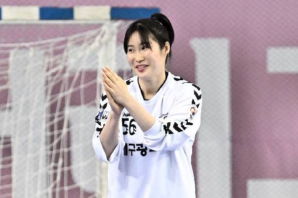 사진 선방 후 박수 치는 대구광역시청 강은지 골키퍼, 사진 제공=한국핸드볼연맹