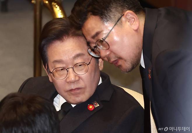 (서울=뉴스1) 김민지 기자 = 이재명 더불어민주당 대표와 박찬대 원내대표가 3일 오후 서울 여의도 국회에서 열린 본회의 긴급현안질문에서 대화하고 있다. 2025.4.3/뉴스1  Copyright (C) 뉴스1. All rights reserved. 무단 전재 및 재배포,  AI학습 이용 금지. /사진=(서울=뉴스1) 김민지 기자