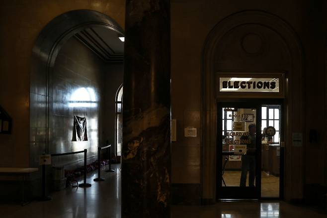 미국에서 상담교사로 일하던 기혼 여성이 학교 남학생과 성관계를 한 사실이 드러나 성폭행 혐의로 고발됐다. 사진은 2022년 11월5일 미국 오하이오주 포츠머스시 법원의 모습. 해당 기사와 상관없음. /사진=로이터