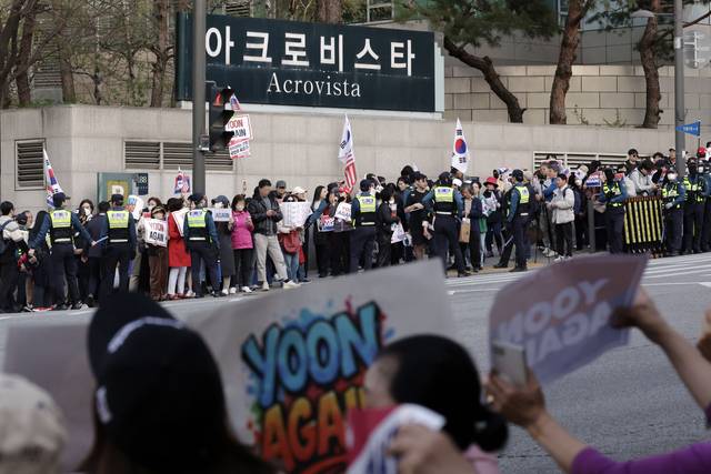 윤석열 전 대통령이 사저로 돌아간 11일 서울 서초구 사저 앞에서 지지자들이 윤 전 대통령을 연호하고 있다. 뉴시스