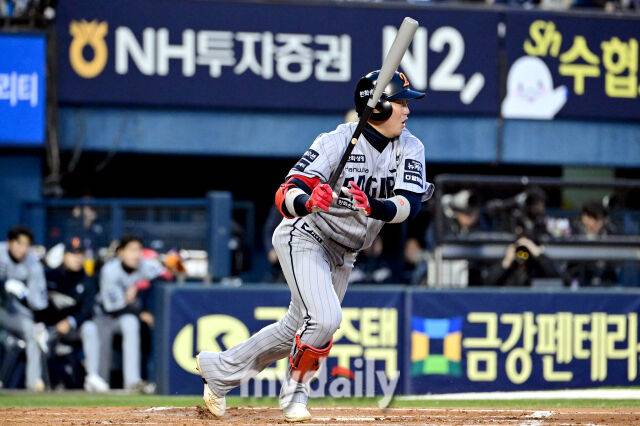 2025년 4월 10일 오후 서울 잠실구장에서 진행된 '2025 신한 SOL뱅크 KBO 리그' 한화 이글스와 두산 베어스의 경기. 한화 하주석이 3회초 선두타자로 나와 2루수 땅볼을 치고 있다./마이데일리