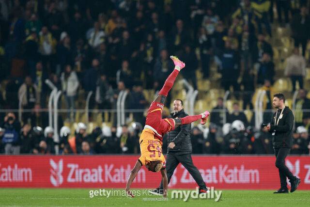 빅토르 오시멘이 첼시 페네르바흐체전에서 골을 넣은 후 텀블링을 하고 있다. /게티이미지코리아