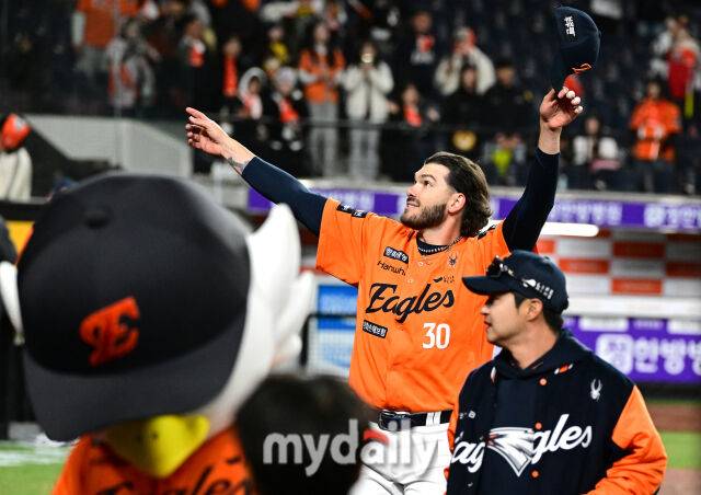 2025년 3월 28일 오후 대전 한화생명 볼파크에서 진행된 '2025 신한 SOL뱅크 KBO 리그' KIA 타이거즈와 한화 이글스의 경기. 한화 폰세가 7-2로 승리한 뒤 기뻐하고 있다./마이데일리