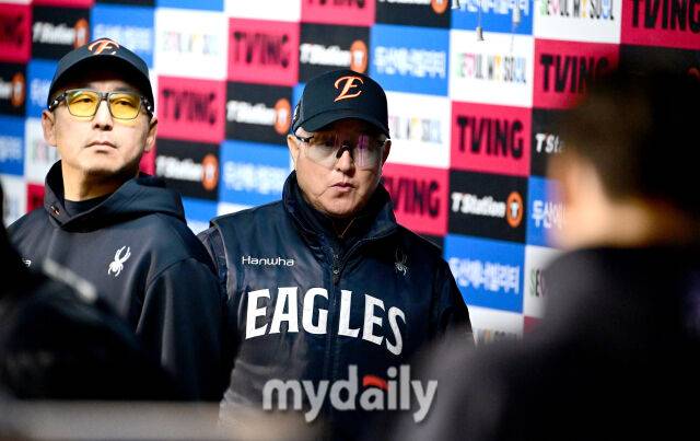 2025년 4월 10일 오후 서울 잠실구장에서 진행된 '2025 신한 SOL뱅크 KBO 리그' 한화 이글스와 두산 베어스의 경기. 한화 김경문 감독이 8회말 2사 후 교체되며 불만을 나타낸 와이스를 보고 있다./마이데일리