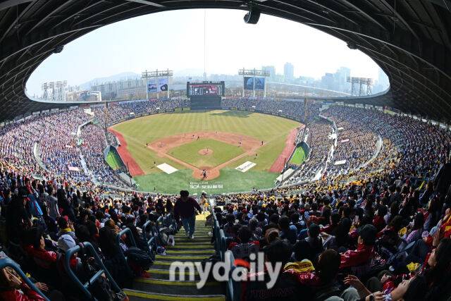 잠실야구장에 야구팬으로 가득 찼다./마이데일리