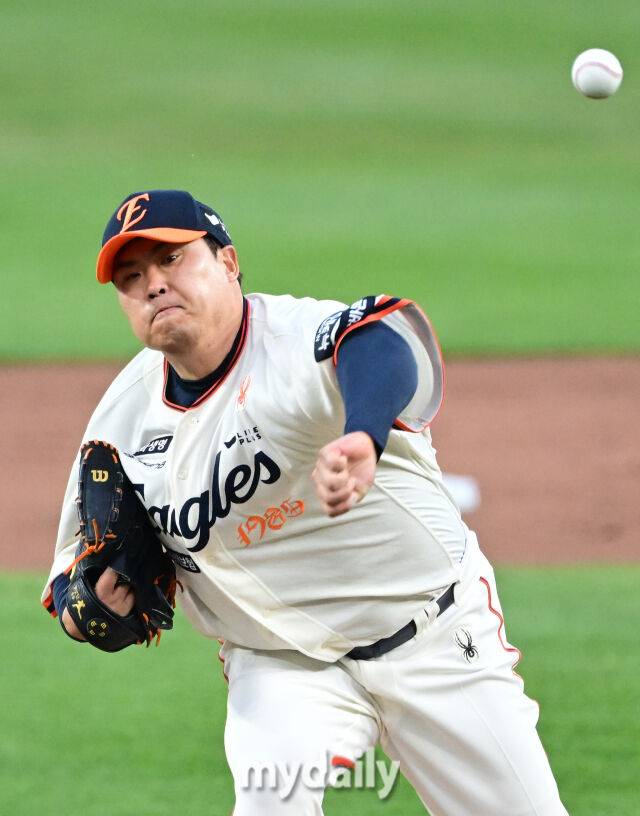 2025년 4월 11일 오후 대전 한화생명 볼파크에서 진행된 '2025 신한 SOL뱅크 KBO 리그' 키움 히어로즈와 한화 이글스의 경기. 한화 선발투수 류현진이 역투하고 있다./대전 = 유진형 기자