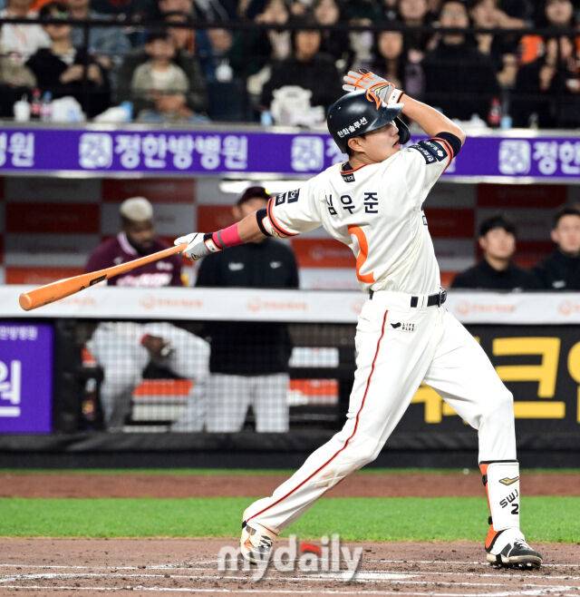 2025년 4월 11일 오후 대전 한화생명 볼파크에서 진행된 '2025 신한 SOL뱅크 KBO 리그' 키움 히어로즈와 한화 이글스의 경기. 한화 심우준이 2회말 1사 1.2루서 1타점 적시타를 치고 있다./대전 = 유진형 기자