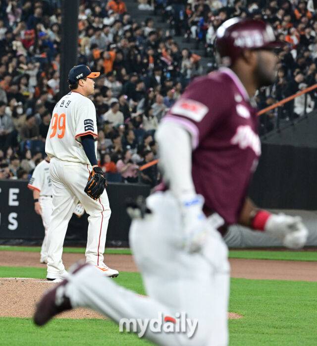 2025년 4월 11일 오후 대전 한화생명 볼파크에서 진행된 '2025 신한 SOL뱅크 KBO 리그' 키움 히어로즈와 한화 이글스의 경기. 한화 선발투수 류현진이 4회초 키움 선두타자 푸이그를 우익수 플라이로 처리하고 있다./대전 = 유진형 기자