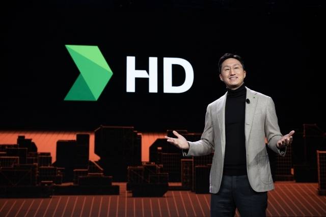지난해 미국 라스베이거스 CES 2024에서 정기선 HD현대 부회장(현 수석부회장)이 기조 연설자로 등장, 육상 비전에 대해 설명했다. [HD현대 제공]