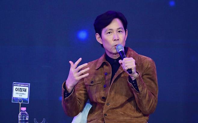 이정재 감독(아티스트컴퍼니 이사)이 ‘이노베이트 코리아 2025’에서 엔터테크의 현재와 미래를 조망하는 토크쇼에 패널로 참석해 발언을 하고 있다.  대전=이상섭 기자
