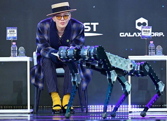 스페셜토크에 참석한 지드래곤 KAIST 교수가 자신의 노래로 춤을 추는 사족보행 로봇을 보고 있다.  대전=이상섭 기자