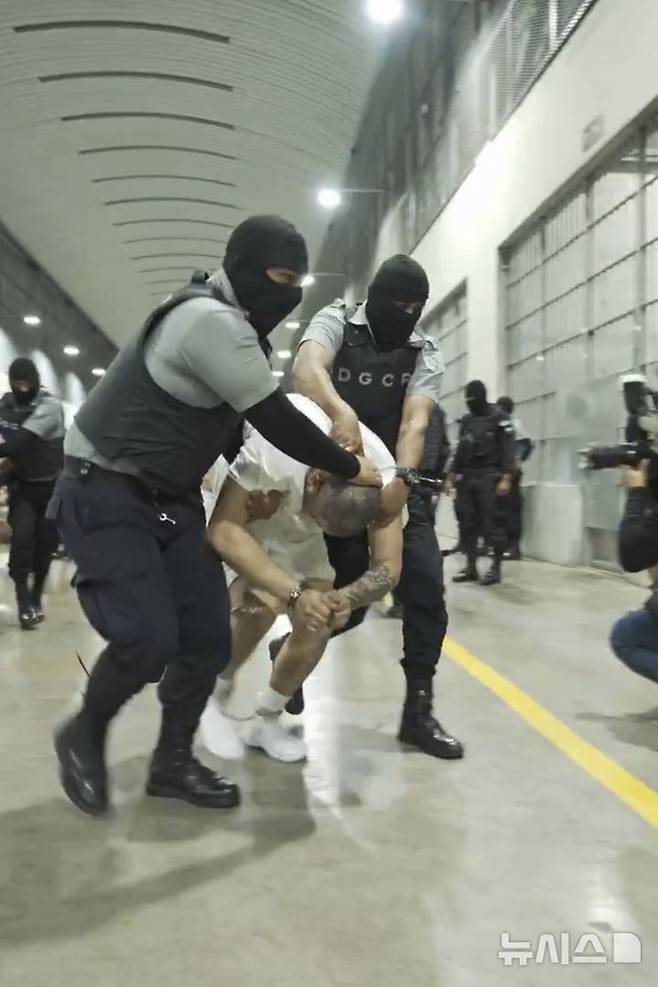 [테콜루카=AP/뉴시스] 미연방 메릴랜드주 지방법원이 제공한 날짜 미상의 사진에 미국 시민권자 제니퍼 스테파니 바스케스 수라의 남편 아브레고 가르시아가 엘살바도르 테콜루카의 테러범 수용소(CECOT)에서 교도관들에게 끌려가고 있다. 그를 다시 데려오라는 1심 판결을 항소법원도 지지했다. 2025.4.11.