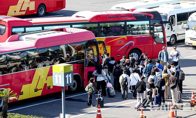 [제주=뉴시스] 우장호 기자 = 본격적인 수학여행철이 시작된 7일 오전 제주국제공항 대형차량 전용 주차장에서 학생들이 전세버스로 향하고 있다. 2025.04.07. woo1223@newsis.com