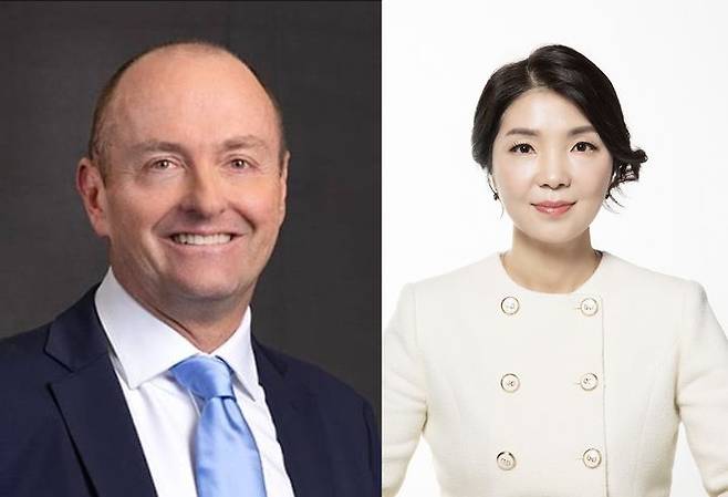 (왼쪽부터) 존 패트릭 파커(John Parker) 암웨이 아시아태평양 대표 겸 한국암웨이 대표와 신은자 한국암웨이 대표 (사진=암웨이 홈페이지, 한국암웨이 제공) *재판매 및 DB 금지