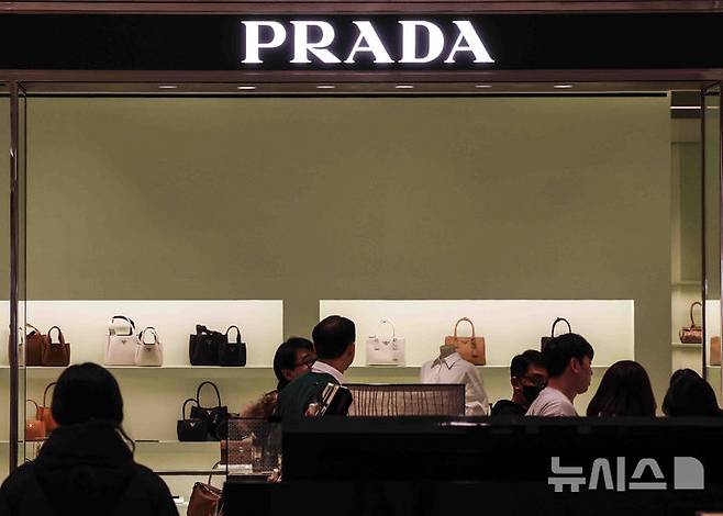 [서울=뉴시스] 김근수 기자 = 명품 업계에 따르면 이탈리아 명품 브랜드 프라다(PRADA)가 오는 11일 국내에서 전 제품을 대상으로 약 5~7% 가격을 인상한다고 밝혔다.품목별 구체적인 인상폭은 정해지지 않았지만 프라다 '가죽 미니백'은 기존 315만원에서 330만원으로 약 5% 오를 전망이다.6일 서울 시내의 한 프라다 매장 모습. 2025.02.06. ks@newsis.com