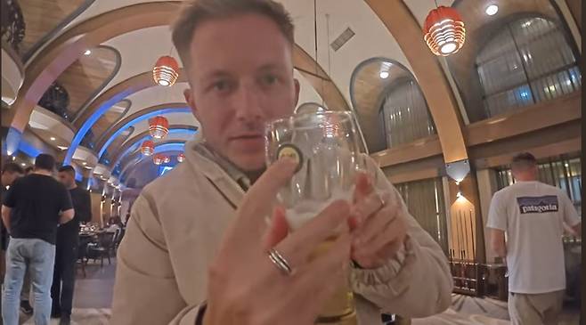 대동강 맥주집에 방문한 해리 재거드 [유튜브 'Harry Jaggard' 캡처]