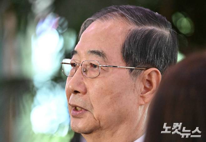 헌법재판소에서 탄핵소추안이 기각되면서 직무에 복귀한 한덕수 국무총리가 24일 오전 서울 종로구 정부서울청사로 출근하며 취재진에 입장을 밝히고 있다. 박종민 기자