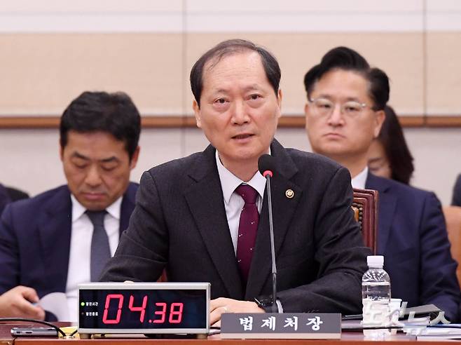 이완규 법제처장이 14일 오전 국회 법제사법위원회 법제처 등에 대한 국정감사에 출석해 의원들의 질의에 답하고 있다. 황진환 기자