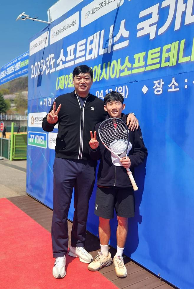 국가대표 선발전에서 193cm의 거구이자 한국 소프트테니스 전설 유영동 NH농협은행 감독(왼쪽)과 함께 포즈를 취한 김우식. 협회