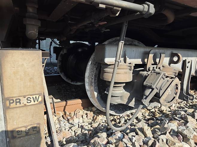 11일 오후 3시 30분께 경기 파주시 경의중앙선에서 서울 방향 월롱역~금촌역 간을 운행하던 전동차가 긴급 정차하는 사고가 발생했다. 연합뉴스