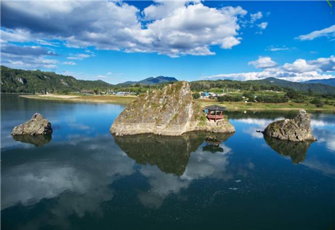 충북 단양에 위치한 도담삼봉. 석회암 침식으로 형성된 전형적인 카르스트 지형이다. 환경부 제공