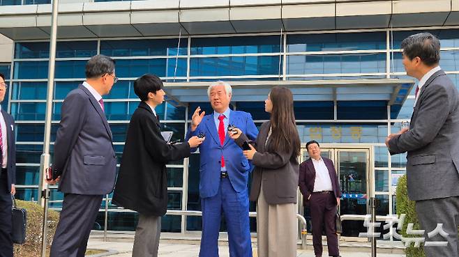 공직선거법 등 혐의로 기소된 사랑제일교회 전광훈씨가 11일 오후 서울북부지법에서 열린 첫 공판에 출석한 뒤 기자들과 만나 질의에 답변하고 있다. 송선교 수습기자