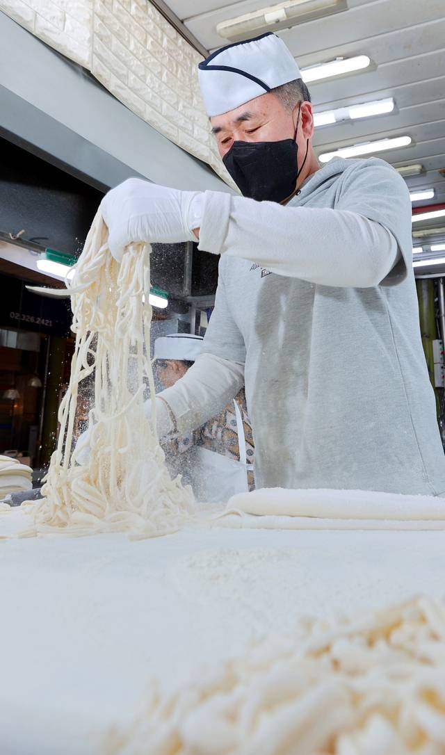 손짜장의 매력은 도톰하고 쫄깃한 면발. 밀가루 반죽을 어떻게 숙성하느냐에 따라 식감이 달라진다.